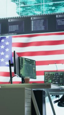 Dikey Video Boş Ordu Komuta Merkezi büyük verilerle ülkeyi tehditlerden koruyan çok gizli silahlı kuvvetler ajansı Amerikan bayrağını sunuyor. Yüksek teknolojili izleme odası. Kamera B.