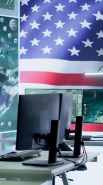 Dikey Video Boş Operasyon Merkezi. Amerikan bayrağı ulusal güvenlik üzerinde çalışıyor. Silahlı kuvvetler ülkeyi terörizm karşıtı taktiklerle koruyor. Askeri kontrol ve komuta merkezi.