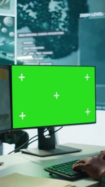 Dikey Video Ordusu subayı, kontrol odasından uydu veri izleme üzerinde çalışarak radardan izole edilmiş kopya uzayının yanında istihbarat topluyor. Yüksek teknoloji teçhizat ve komuta noktasında büyük ekran çalıştırır