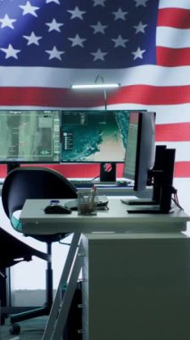 Dikey Görüntü Boş Rus Federasyonu Askeri Komutanlığı siber savaş propagandasını yönetiyor, halkı korkutup teslim olmaya zorluyor. Rus bayrağıyla operasyon karargahı. Kamera.