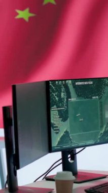 Dikey Video Boş Çin ordu güç üssü kontrol odası terörist saldırıları ve savaş faaliyetlerini izlemek için radar kameralarını kullanıyor. Askeri komuta merkezinde komünizm ideolojisi yoluyla sahte haberler yaymak.