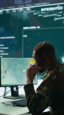 Askeri kontrol odasındaki dikey video askerler veri analizi, istihbarat toplama ve görev planlama konularında işbirliği yaparlar. Askeri operasyonların etkinliğini ve güvenliğini sağlayın