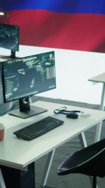 Büyük ekranda Rus bayrağı dalgalanan Dikey Video Boş Ordu Komuta Merkezi, Rus Federasyonu ve hükümet, halk arasında sahte haberler yaymak için propaganda üzerinde çalışıyor. Kamera B.