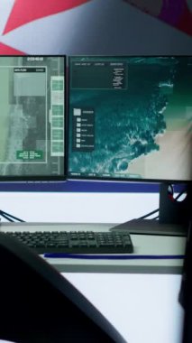 Kuzey Kore bayrağını gösteren dikey video silahlı kuvvetleri kontrol merkezi halk arasında korku ve propaganda yaratıyor. Gizli Servis, komünizm ideolojisi için sahte haberler yayıyor. Kamera.