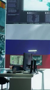 Dikey Video Boş Ordu Komuta Merkezi, Rus bayrağı büyük ekranda olan izleme odası ajansı propaganda mesajları ve insanları korkutmak için sahte haberler yayıyor. Askeri Rus Federasyonu gücü