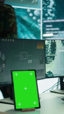 Dikey Video Asker, yüksek teknoloji komuta merkezinde gerçek zamanlı gözetleme verileri topluyor. Saha operasyonları için istihbarat işliyor. Modern ekipman ve büyük ekran ile çalışmak