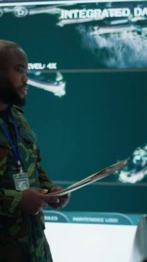 Dikey Video Askeri personeli, yüksek teknolojili bir gözetleme odası komuta merkezinde siber güvenlik operasyonları ve gözetleme sistemlerini yönetiyor. Asker ulusal güvenlik için veri koruması sağlar. Kamera.