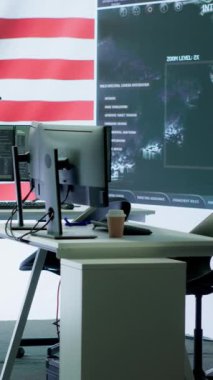 Dikey Video Boş Ordu Komuta Merkezi büyük verilerle ülkeyi tehditlerden koruyan çok gizli silahlı kuvvetler ajansı Amerikan bayrağını sunuyor. Yüksek teknolojili izleme odası. Kamera A.