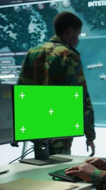 Dikey Video Askeri uzmanı, önemli savunma görevlerini desteklemek için yüksek teknoloji donanımlı bir operasyon üssünde çalışan model ekranın yanındaki uydu kapalı devre verileri ile ilgilenir. Stratejik Koordinatlar