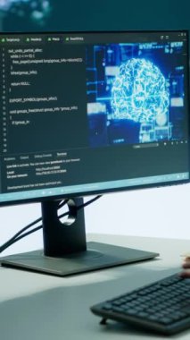 Vertical Video Bilişim yazılım mühendisi, savunma görevlerinde askerlere yardımcı olmak için nöral ağ yapay zeka, makine öğrenme ve veri madenciliği algoritmalarından gerçek zamanlı veri topluyor. Bilişsel hesaplama