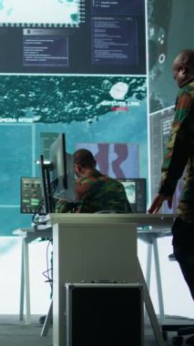 Verileri analiz etmek ve işlemek suretiyle güvenlik kameralarını yöneten Dikey Video Subayı stratejik askeri operasyonlar için gerçek zamanlı istihbarat topluyor. Başarılı gizli servis savunması.