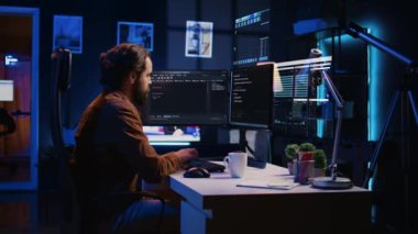 Freelancer bilgisayarda çalışıyor, AR geliştirilmiş gerçeklik teknolojisini kodlama için kullanıyor. Uzaktan çalışan programlama parametrelerini görselleştirmek için artırılmış gerçeklik teknolojisini kullanıyor