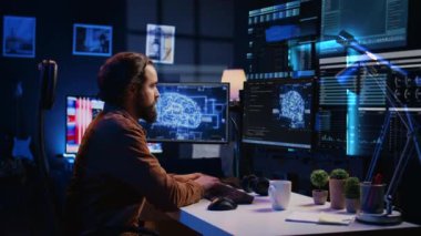 Freelancer bilgisayar kullanıyor, AR teknolojisini kullanarak yapay zeka yazılımıyla etkileşime geçiyor. AR teknolojisiyle çalışan uzaktan çalışan, sanal yapay zeka yoldaşına komutlar veren