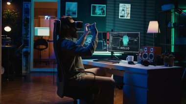 VR kulaklığı kullanan geliştirici, duygulu yapay zekanın ardından panikliyor, özerklik kazanıyor ve insanlığı tehdit ediyor. Sanal gerçeklik teknolojisi kullanan programcı yapay zekanın bilinç sahibi olmasından endişeleniyor, kamera B