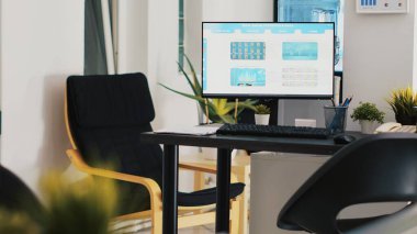 Ofis masasındaki bilgisayar ekranında değişken borsa fiyatlarının yükselip alçaldığını gösteriyor. Masaüstü PC monitöründe ön x ticaret platformları indeksli komisyon firması, görüntüleme