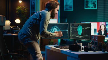 VR kulaklığı kullanan geliştirici, duygulu yapay zekanın ardından panikliyor, özerklik kazanıyor ve insanlığı tehdit ediyor. Sanal gerçeklik teknolojisi kullanan programcı yapay zekanın bilinç sahibi olmasından endişe ediyor, kamera A