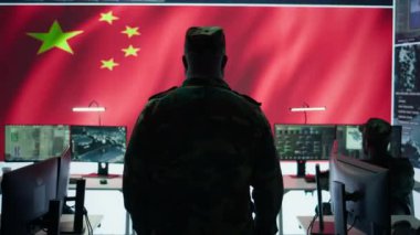 Amerikan ordusu yeşil ekranlı bir komuta merkezinde çalışıyor. Askerler ulusal güvenlik operasyonuyla ilgili uydu görüntülerini inceliyor. Gözetleme için Amerikan askeri kontrol kulesi. Kamera A.