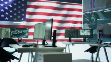 Büyük ekranlı boş askeri kontrol merkezi, ülkeyi tehditlerden koruyan Amerikan bayrağını gösteriyor. Yüksek teknoloji donanımlı ordu komuta odası. Kamera B.