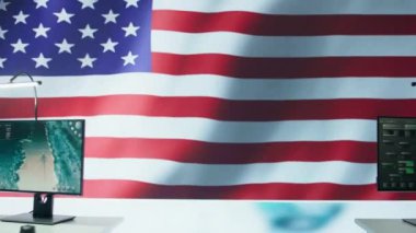 Gizli bilgileri ve devlet sırlarını koruyan bir Amerikan bayrağıyla boş izleme odası. Terörle mücadele taktikleriyle ülkeyi koruyan ajans. Askeri kontrol merkezi. Kamera B.