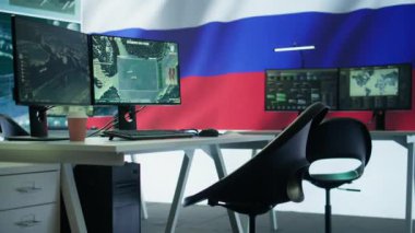 Rus askeri karargahı istihbarat toplamak ve halkı korkutmak için sahte haberler vermek ve savaş propagandası yapmak üzere yüksek teknolojili ekipmanlarla donatılmış. Ordu için boş kontrol merkezi. Kamera B.