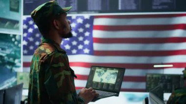 Amerikan askerleri yüksek teknolojili bir siber güvenlik merkezinde devlet sırlarını ve gizli bilgileri yönetiyorlar. Sunucuları dijital tehditlere ve siber savaşlara karşı korumak. Kamera B.