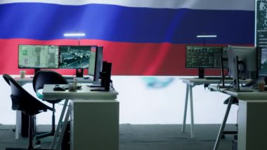 Büyük ekranda ulusal bayrağı gösteren boş bir Rus ordu komuta merkezi korku ve yanlış bilgilendirme yaratmak için sahte haberler ve propaganda yaymaya çalışıyor. Terörist ideolojisi. Kamera A.