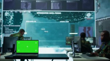 Saha verileri toplama, başarılı bir savunma operasyonu için gerçek zamanlı güvenlik görüntülerini işleme koyma ve görüntüleme konusunda askeri bilişim uzmanı. Bilgisayarda izole edilmiş model görüntüsü. Kamera B.