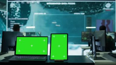 Operasyon kontrol kulesinin askeri üssünde çalışan yeşil ekran bilgisayarı istihbarat toplamak ve gizli ulusal savunma görevlerini desteklemek için kullanılan bir alan. Komuta merkezi. Kamera B.