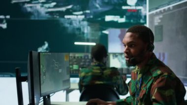 Ordu istihbarat uzmanı ulusal güvenliği arttırmak için gelişmiş bilgisayar sistemleri, izleme teknolojisi ve verileri kullanır. Potansiyel tehditlere karşı bir komuta merkezinde çalışıyor. Kamera B.