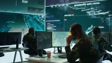 Bir sanat devleti askeri kontrol odasındaki askerler veri analizi, istihbarat toplama ve görev planlamada işbirliği yaparlar. Askeri operasyonların etkinliğini ve güvenliğini sağlayın. Kamera B.