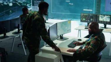 Ordu istihbarat uzmanları ulusal güvenliği ve kritik bilgileri arttırmak için gelişmiş bilgisayar sistemleri ve uydu verileri kullanıyorlar. Yüksek teknoloji kontrol odasında görev planlayan askerler. Kamera B.