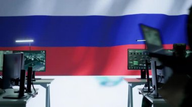 Hükümetin operasyon üssünde çalışan Rus ordusu askeri uzmanı sahte haberler yaymak ve hibrit savaş propagandası yapmak için rakip devletlerin sunucularına sızıyor. Beyin yıkama nüfusu. Kamera A.