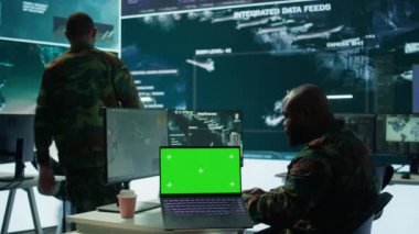 Bilgi işlem uzmanı izole edilmiş krom anahtar ekranın yanında gerçek zamanlı bilgi topluyor, komuta merkezinde yüksek teknoloji donanımı var. Saha operasyonları ve stratejik görevler için istihbarat işlemek. Kamera B.