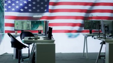Büyük ekranlı boş askeri kontrol merkezi, ülkeyi tehditlerden koruyan Amerikan bayrağını gösteriyor. Yüksek teknoloji donanımlı ordu komuta odası. Kamera A.