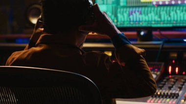 Afro-Amerikan ses mühendisi kayıt ve montaj parçalarını düğme ve şalterlerle karıştırarak post prodüksiyon yapıyor. Stüdyoda yeni müzik yapan yetenekli bir ses teknisyeni. Kamera A.