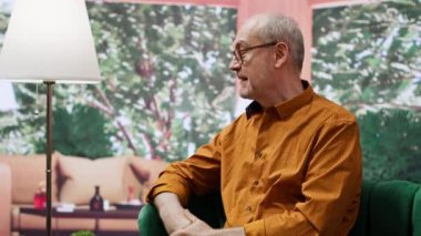 Neşeli yaşlı karı koca evlerinde rahat bir sohbete dalıp, gençliklerinden bahsedip gülüyorlar. Fiziksel engelle uğraşan yaşlı bir kadın partneriyle rahatlıyor. Kamera A.