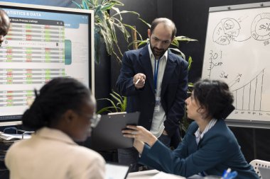 Yönetim kurulu başkanı potansiyel girişim genişlemesini inceliyor, takım amiri ve üyeler veri görselleştirmelerini inceliyor. Hava tahminleri kuruluş gelirlerini artırmaya çalışıyor.