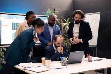 Hedefe ulaşılmasını sağlamak için proje güncellemelerini ve ayrıntılarını analiz eden iş adamları, dizüstü bilgisayardaki istatistik verilerini değerlendirmek ve yeni sermaye elde etmenin yollarını bulmak. Girişim yönetim ekibi.