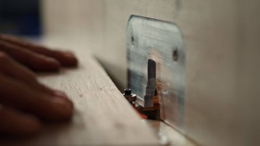 Müşteri hizmetleri projesi için yüksek kalitede özel yapım marangozluk yapmak için marangoz işletiyor. İş yerindeki makinist ahşap şekillendirici, şekillendirme materyalleri ve kamera üzerinde görevler yapıyor.