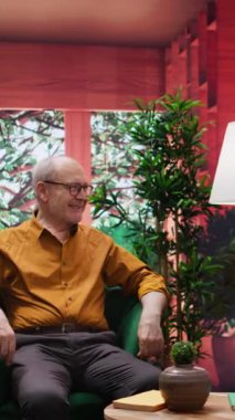 Dikey Video Yaşlısı çift evlerinde keyifli bir sohbetten zevk alarak uzun ömürlü ve yaşlı bir yaşam tarzı sergiliyorlar. Yaşlanan insanlar için ev bakımı ve arkadaşlık, gülmek ve iyi hissetmek.