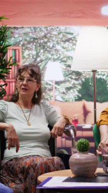 Dikey Video Uzmanı tekerlekli sandalyedeki yaşlı kadın ve kocasıyla tartışıp hastalarını evde rahatlatıyor. Hemşire yaşlı insanlara danışmanlık yapıyor, tıbbi tedavi öneriyor. Kamera B.