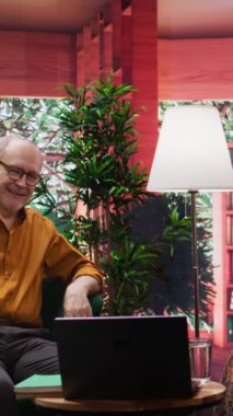 Online video görüşmesinde torunlarına el sallayan yaşlı bir adam ve kadın, aile ile uzun mesafe ilişkisini sürdürüyorlar. Emekliliğin tadını çıkaran yaşlılar, internet bağlantısı kullanıyorlar