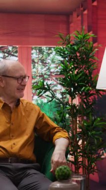 Dikey Görüntü, rahat bir evde yaşayan ve boş zamanlarında gülüp eğlenen yaşlı insanlar. Yaşlılara ve arkadaşlığa odaklanmış olgun bir çift boş zaman ve sohbetin tadını çıkarıyor. Kamera B.