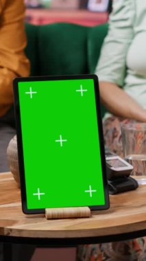 Dikey Video Tıp Asistanı, yaşlılara reçeteli bir tedavi uyguluyor ve evlerinde taklit yeri olan tablet kullanıyor. Hemşireler ilaç ve profesyonel tavsiyelerde bulunuyorlar.