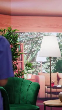 Dikey Video Hemşiresi, evde yaşayan yaşlılara ilaç ve sağlık yardımı sunmakta, sağlık için tavsiye ve tıbbi yardım sunmaktadır. Ev bakımı yaşlılar ve profesyonel sigorta hizmetleri