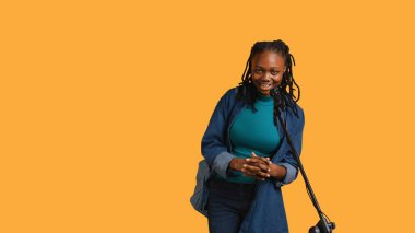 Mikrofonla konuşan neşeli motivasyon konuşmacısı stand-up komedisi yapıyor, seyircilere hitap ediyor, stüdyo geçmişi var. Komik kadın komik fıkra anlatmak için mikrofon kullanıyor ve eğlendirici izleyiciler, kamera B