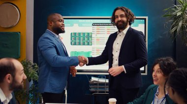 Girişimcileri arasında yeni bir proje başlattıktan sonra iş ortakları el sıkışıyor. Organizasyonu genişletmek ve finansmanı arttırmak için işbirliği yapan iki yönetici. Kamera B.