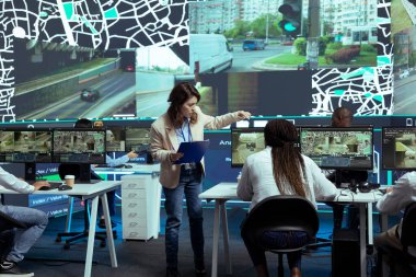 Şehir trafiğinde hızlı teslimat yapan kuryelere yardım etmek için çeşitli çalışanlar sipariş izleme ve sevkiyat lojistiği üzerinde çalışıyor. Ajans, CCTV sistemi, görüntü ve GPS koordinatlarını kullanıyor..