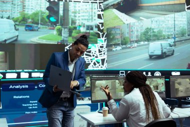 Hintli yönetici personeline, kuryeleri takip etmek ve talimatlara yardımcı olmak için CCTV kamu sistemini kullanma talimatı veriyor. Acente hızlı teslimat servisi üzerinde çalışıyor, sipariş takibi için GPS koordinatları sağlıyor..