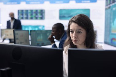 Proje detayları ve iş hedeflerine ulaşma, bütçe tahsisi ve diğer kaynaklar hakkında temel bilgiler oluşturan şirket çalışanları. Bilgisayarda stratejik projeksiyon.